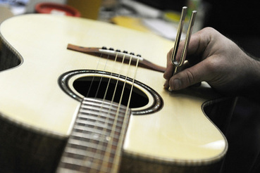 Музыканты потребовали вернуть гитары в британские тюрьмы