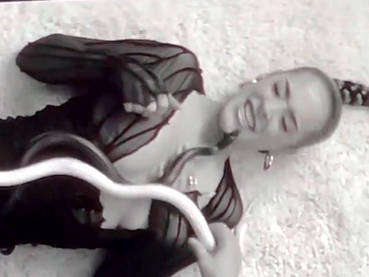 Змея укусила певицу за лицо во время съёмок клипа